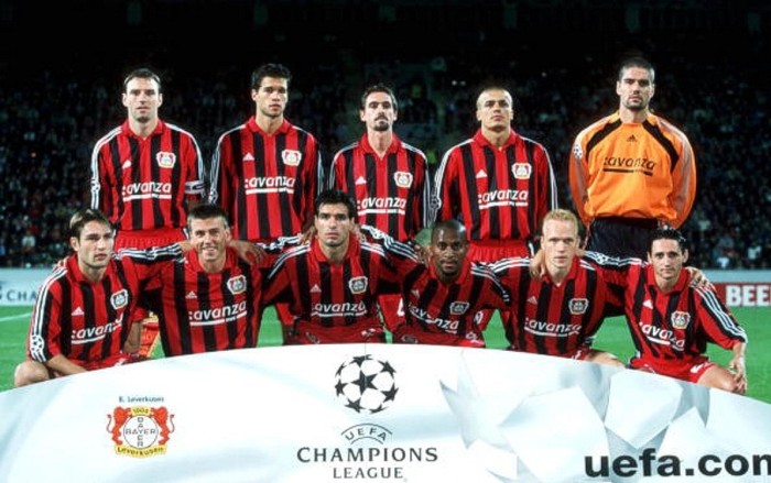 Ballack (thứ 2, hàng trên, từ trái sang) cùng Bayer Leverkusen tháng 9/2000. Họ suýt nữa đánh bại Real Madrid của Raul Gonzalez tại vòng bảng Champions League nhưng để thua chung cuộc 2-3 bởi cú đúp của Roberto Carlos.